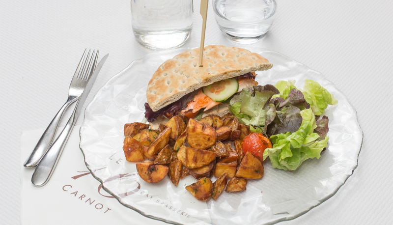 Poitiers_Le 16 Carnot_Burger de saumon pain suédois crème d&rsquo;aneth_3_Focalpix